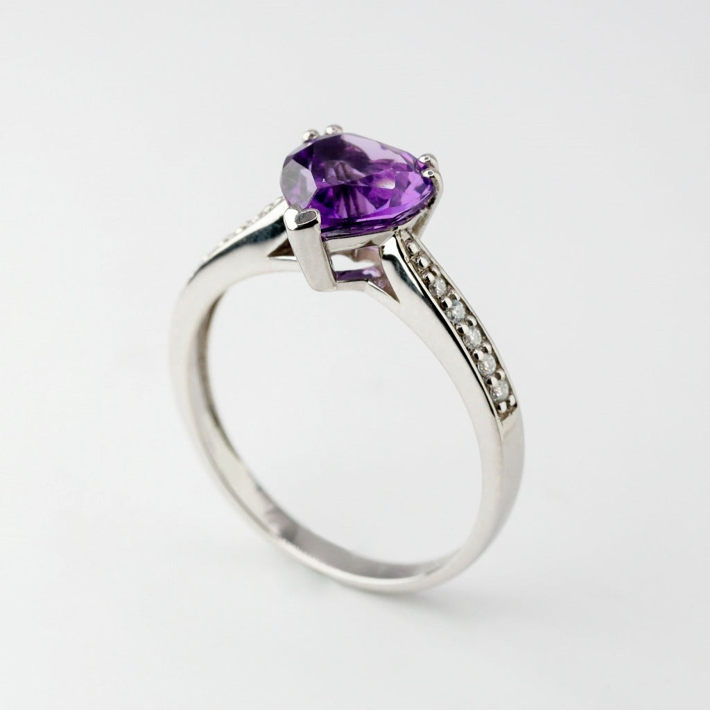 2ct- center, heart cut, amethyst .01ct- 5pcs, each side