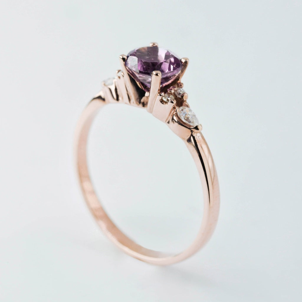 1ct- center, round cut, alexandrite .01ct- 2pcs each side (4pcs in total), round cut .10ct- 1pc each side(2pcs in total), pear cut