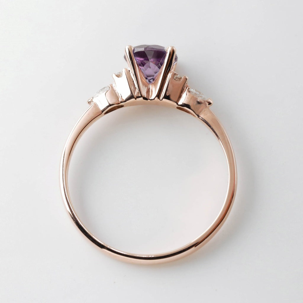 1ct- center, round cut, alexandrite .01ct- 2pcs each side (4pcs in total), round cut .10ct- 1pc each side(2pcs in total), pear cut