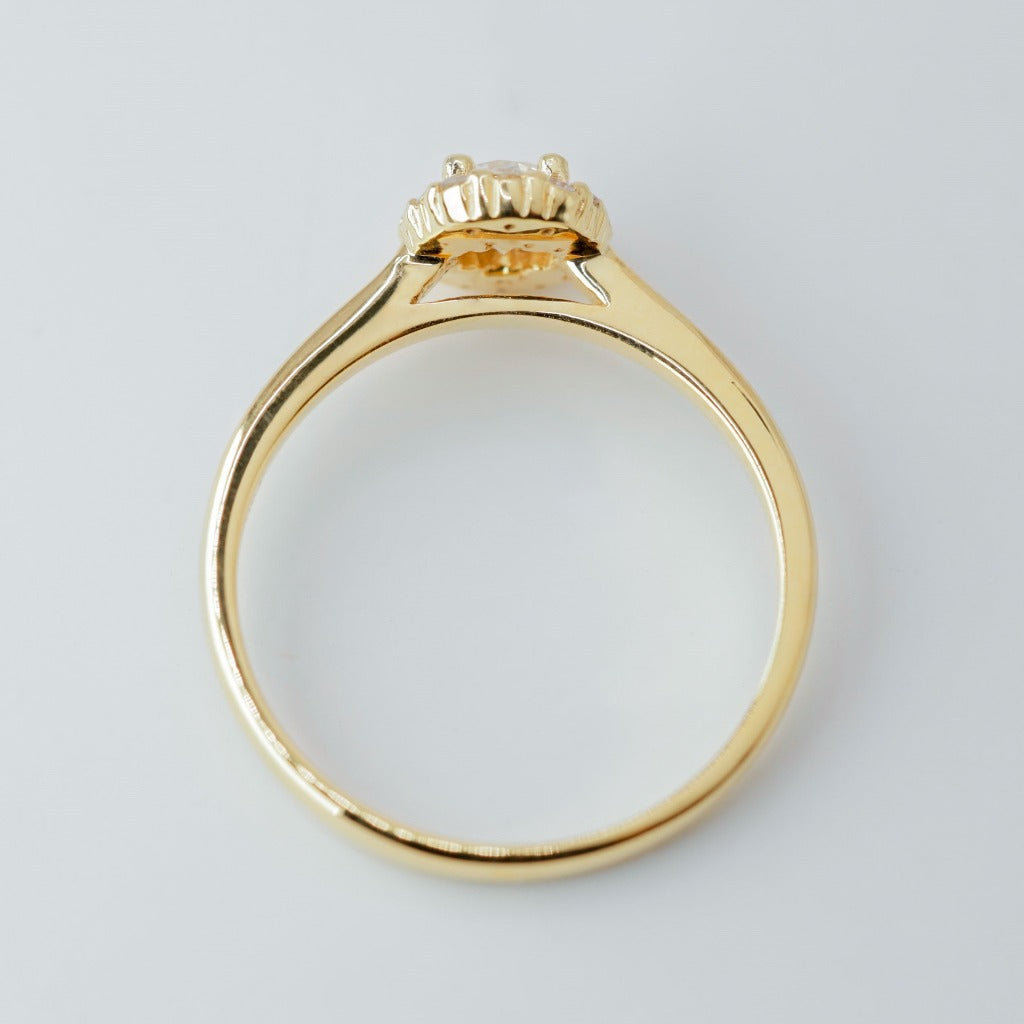 .30ct- round cut .008ct- 3pcs each sides .005ct- 5pcs each sides