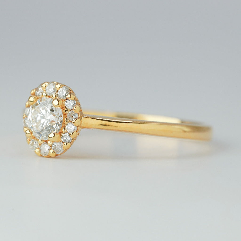 .30ct- round cut .008ct- 3pcs each sides .005ct- 5pcs each sides