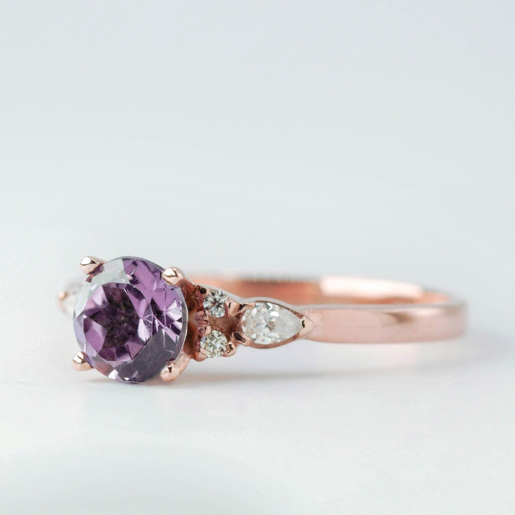 1ct- center, round cut, alexandrite .01ct- 2pcs each side (4pcs in total), round cut .10ct- 1pc each side(2pcs in total), pear cut