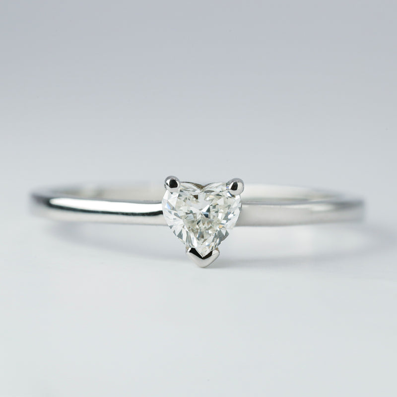 10 Minimalist Engagement Ring Ideas That Are Simple Yet Sophisticated