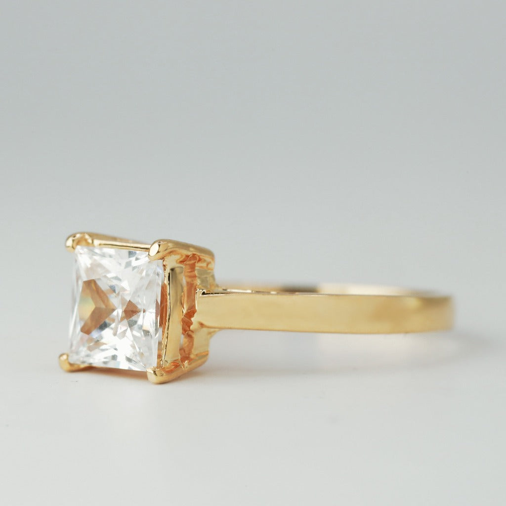 Princess cut with 1ct center stone in classic solitaire setting. The stone in the photo is swiss stone by default. You can definitely upgrade your stone into moissanite or genuine diamond with GIA certification. Grams Approx: 3